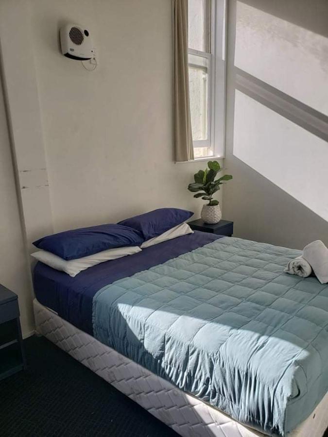 Hostel Nomads Capital Backpackers - Wellington (Adults Only) Exteriér fotografie A bed with a duvet