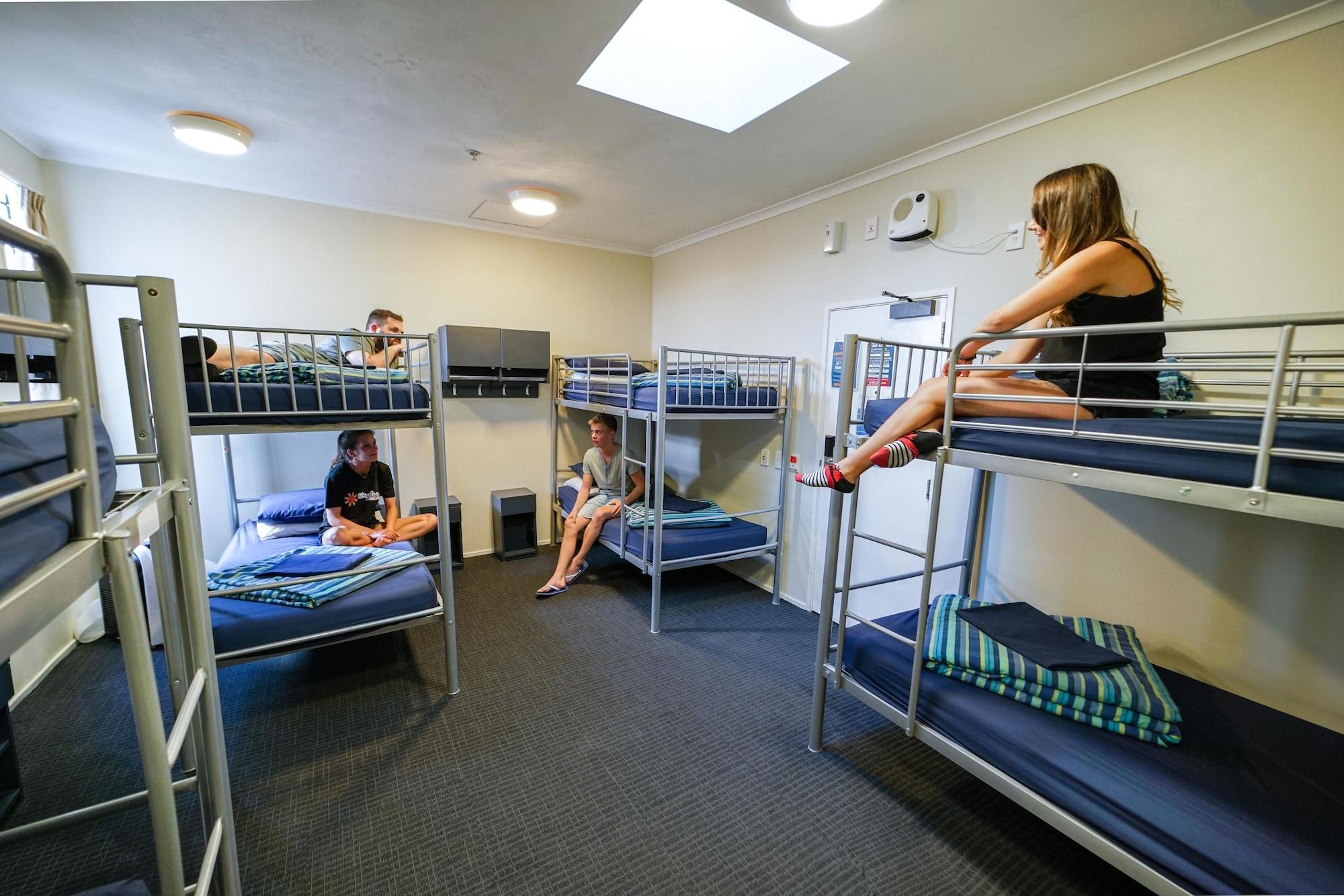 Hostel Nomads Capital Backpackers - Wellington (Adults Only) Exteriér fotografie A typical hostel room