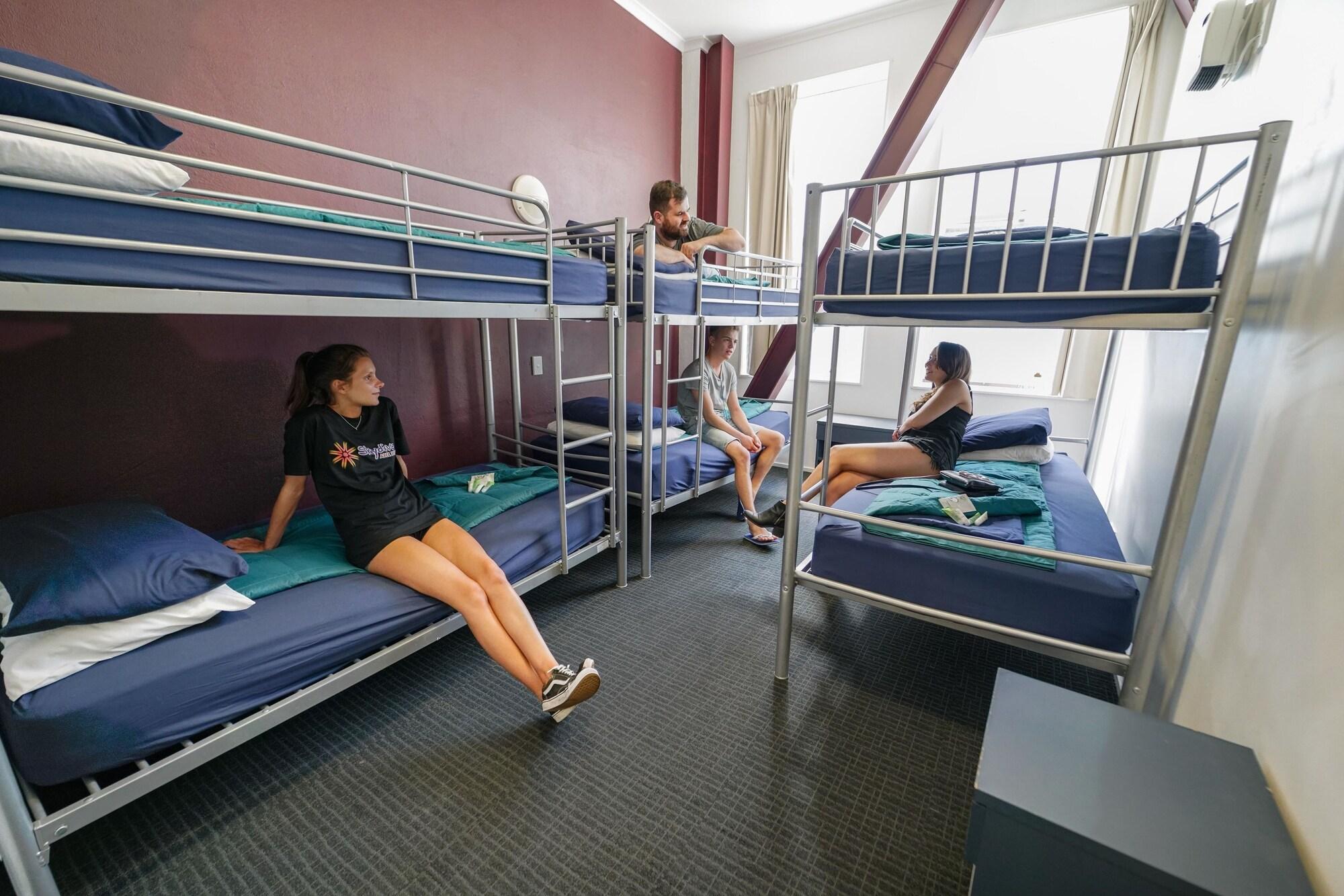 Hostel Nomads Capital Backpackers - Wellington (Adults Only) Exteriér fotografie A typical room at the Victoria International Youth Hostel