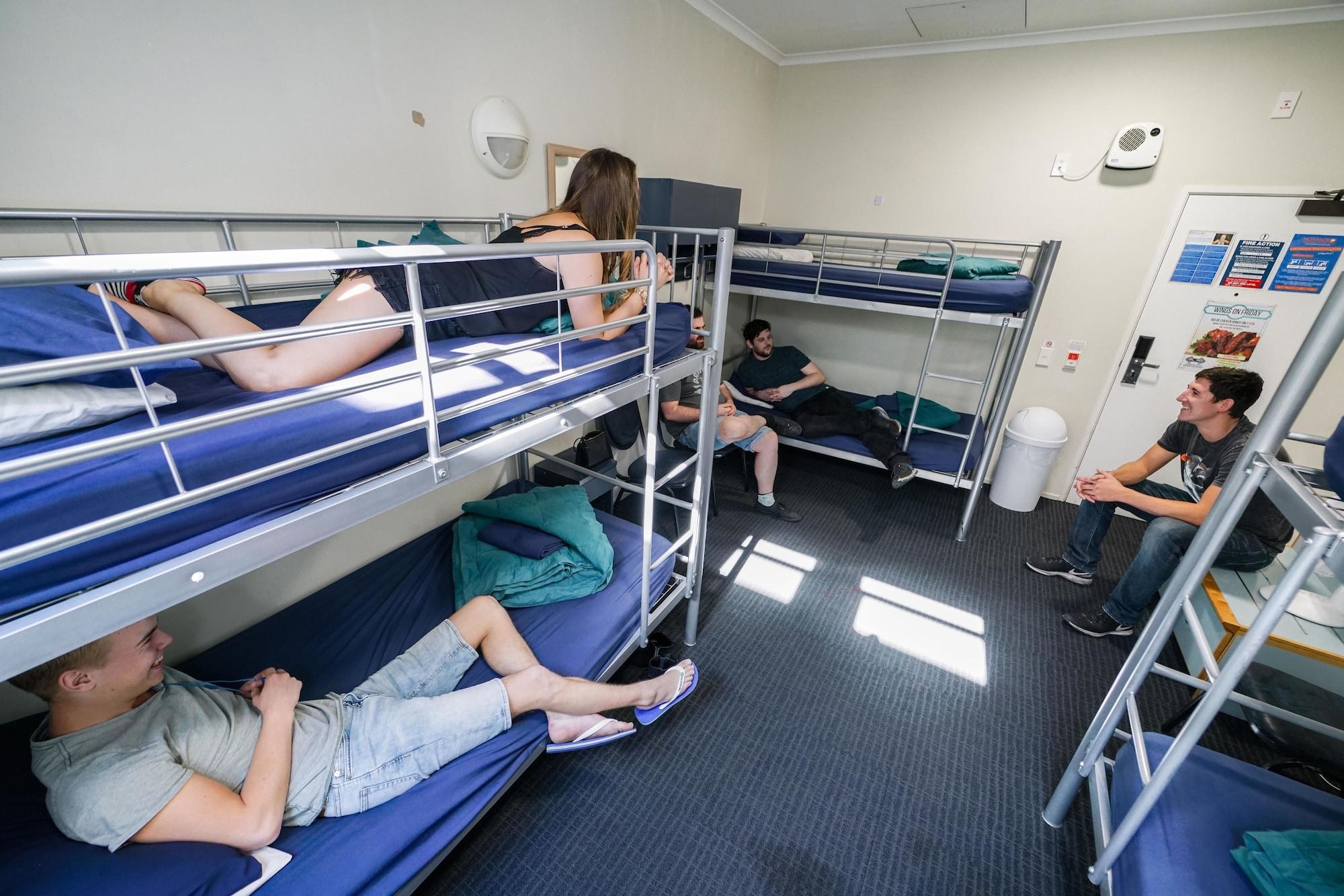 Hostel Nomads Capital Backpackers - Wellington (Adults Only) Exteriér fotografie A room at a backpackers' hostel in Dunedin, New Zealand