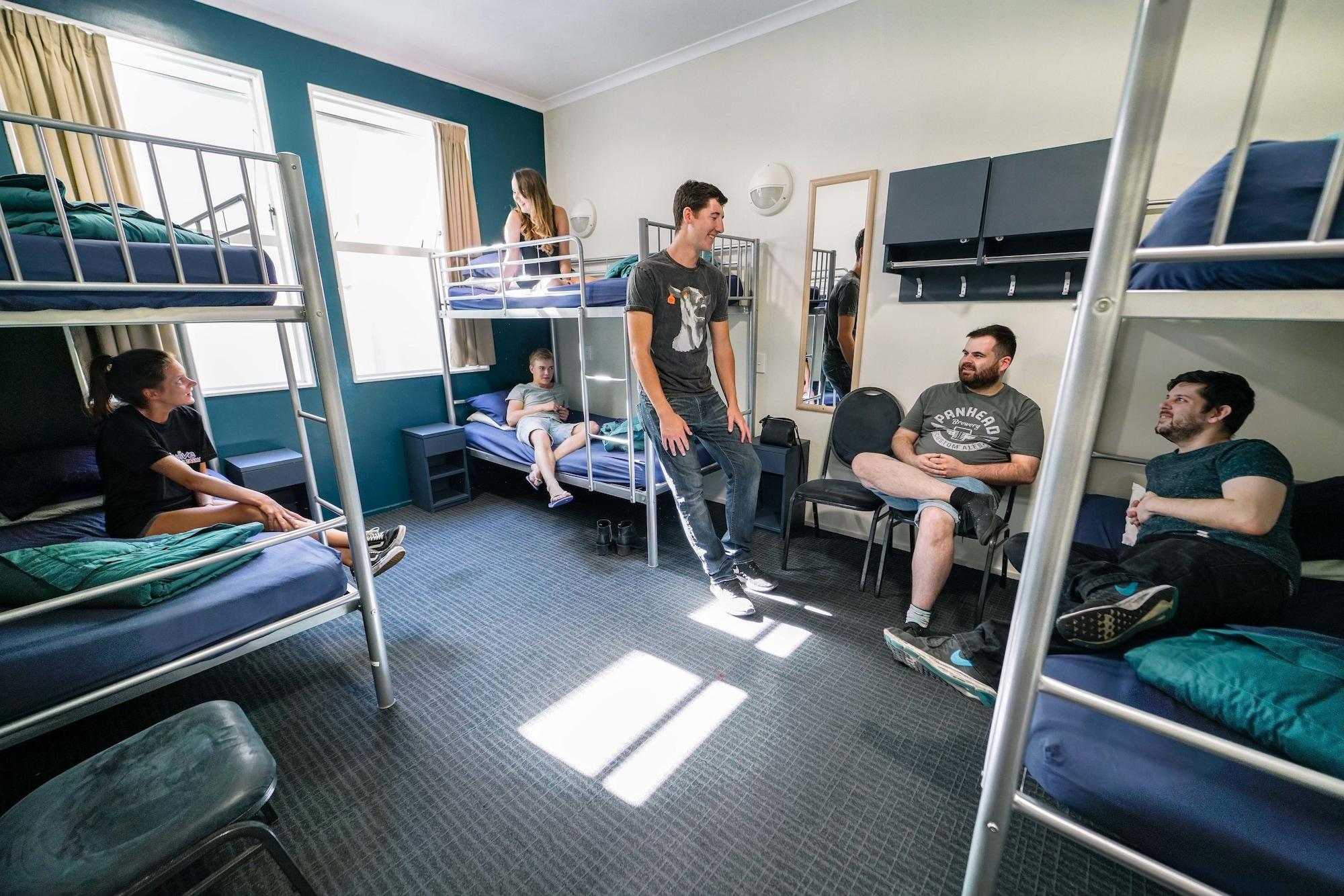 Hostel Nomads Capital Backpackers - Wellington (Adults Only) Exteriér fotografie A typical room at a hostel