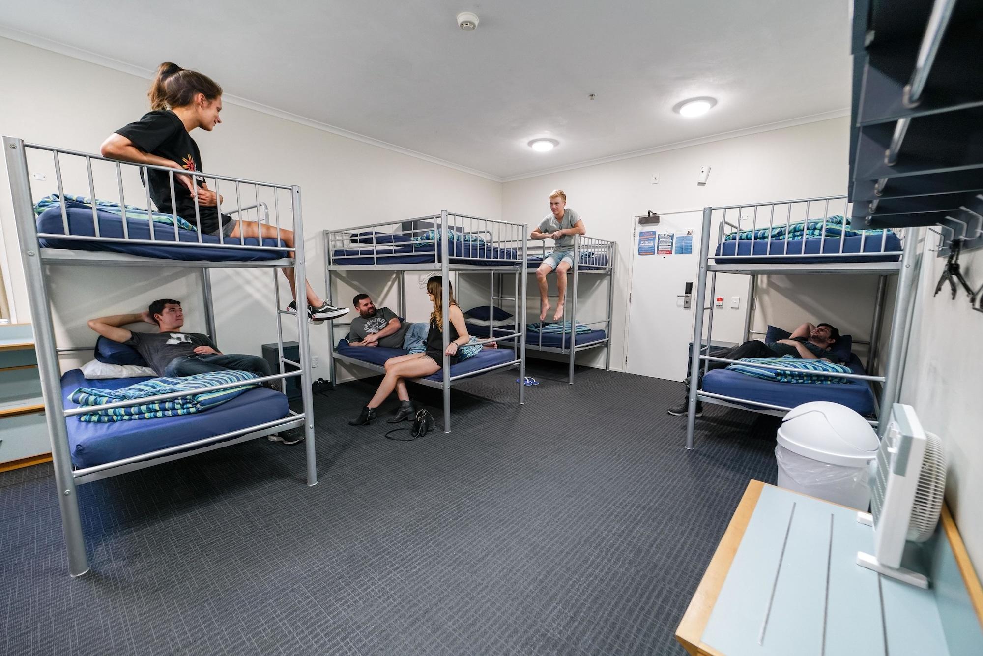 Hostel Nomads Capital Backpackers - Wellington (Adults Only) Exteriér fotografie A typical room at a backpacker hostel in Australia