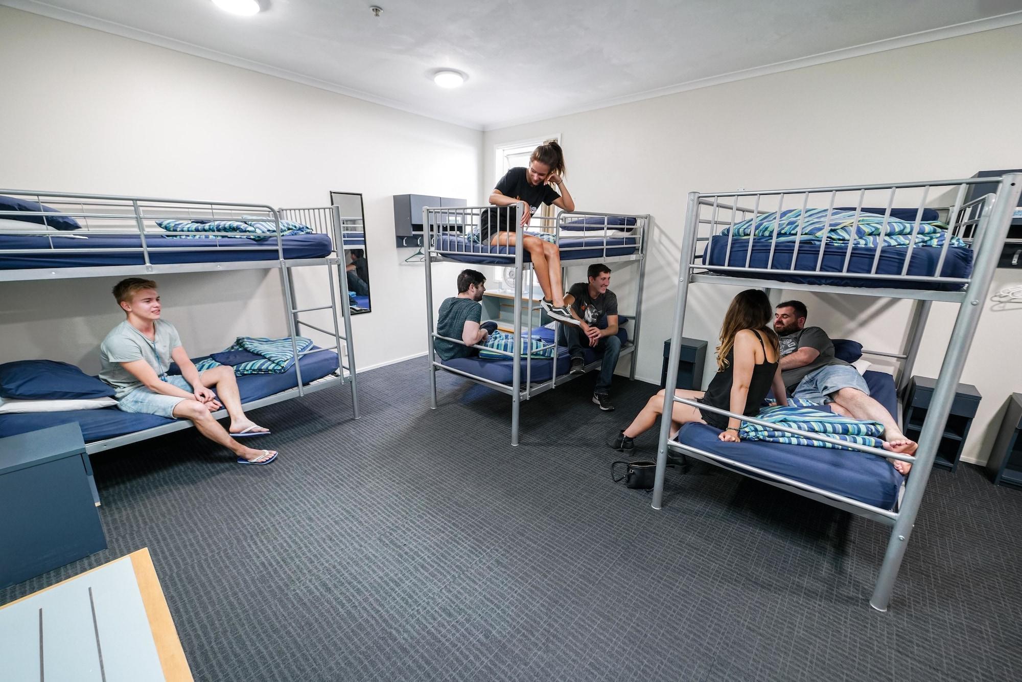 Hostel Nomads Capital Backpackers - Wellington (Adults Only) Exteriér fotografie A typical room at a backpacker hostel in Australia