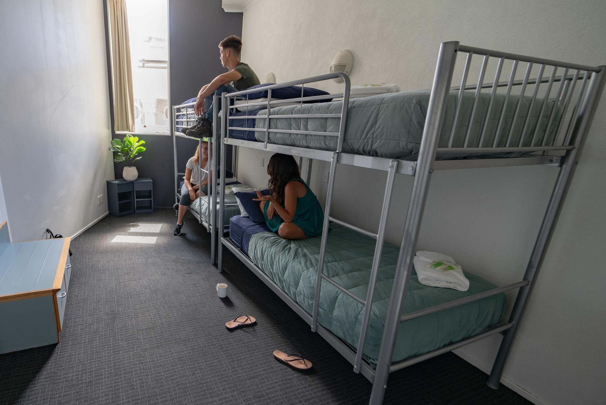 Hostel Nomads Capital Backpackers - Wellington (Adults Only) Exteriér fotografie Bunk beds in a hostel