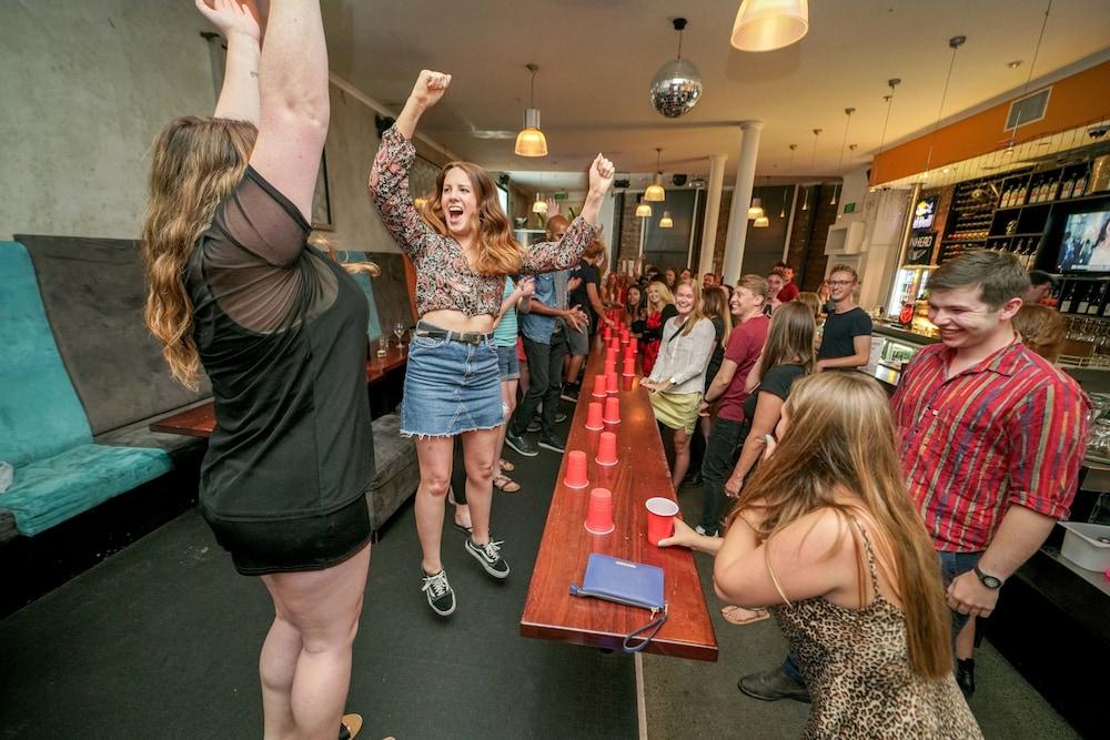 Hostel Nomads Capital Backpackers - Wellington (Adults Only) Exteriér fotografie A game of beer pong