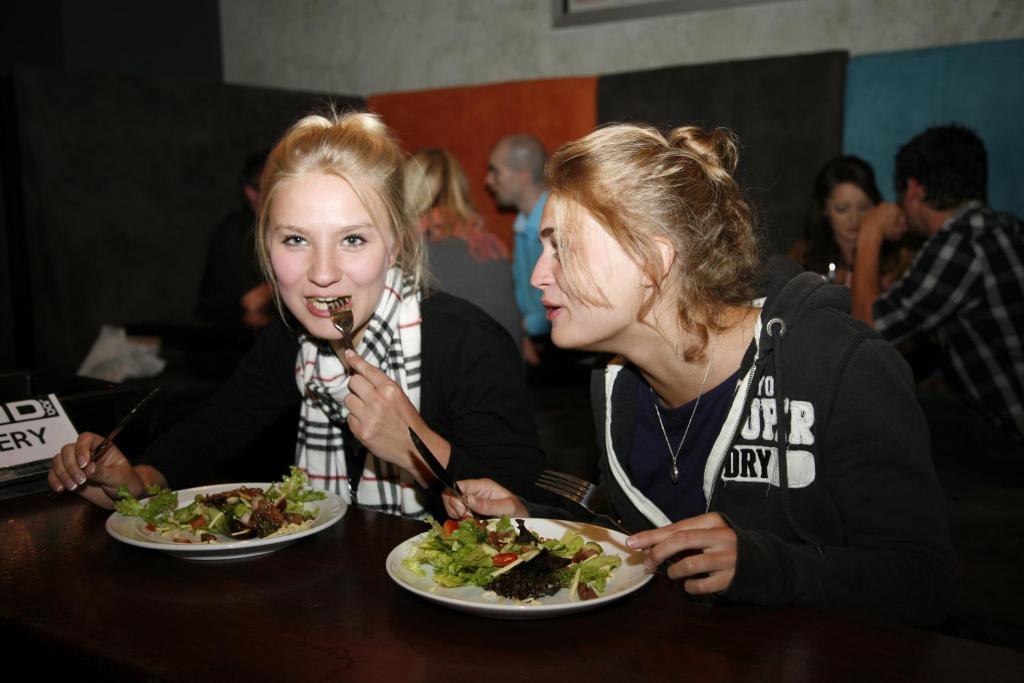 Hostel Nomads Capital Backpackers - Wellington (Adults Only) Exteriér fotografie Two women eating at a restaurant