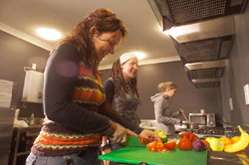 Hostel Nomads Capital Backpackers - Wellington (Adults Only) Exteriér fotografie Volunteers preparing food at the hostel