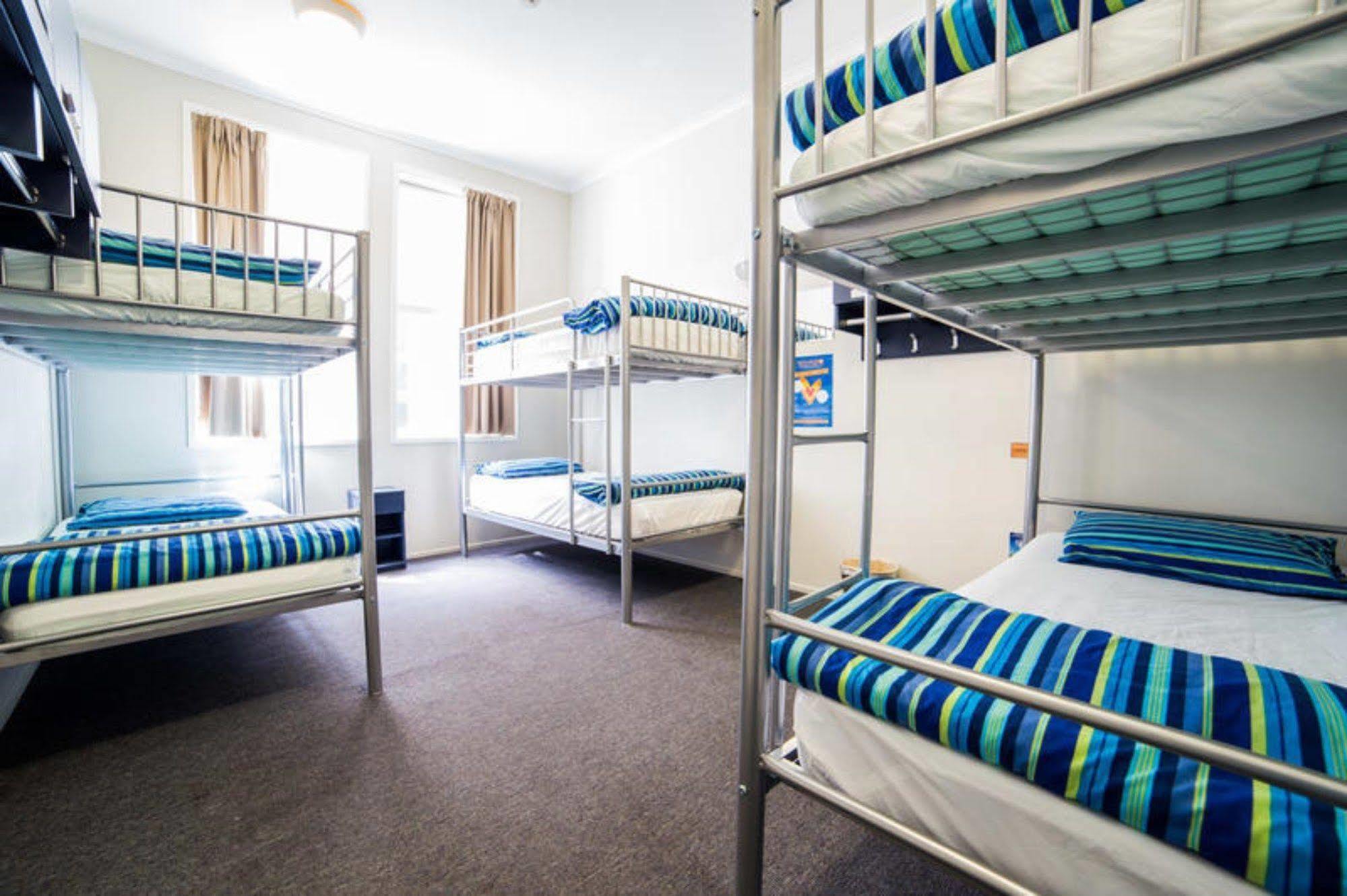 Hostel Nomads Capital Backpackers - Wellington (Adults Only) Exteriér fotografie A typical room at a backpacker hostel
