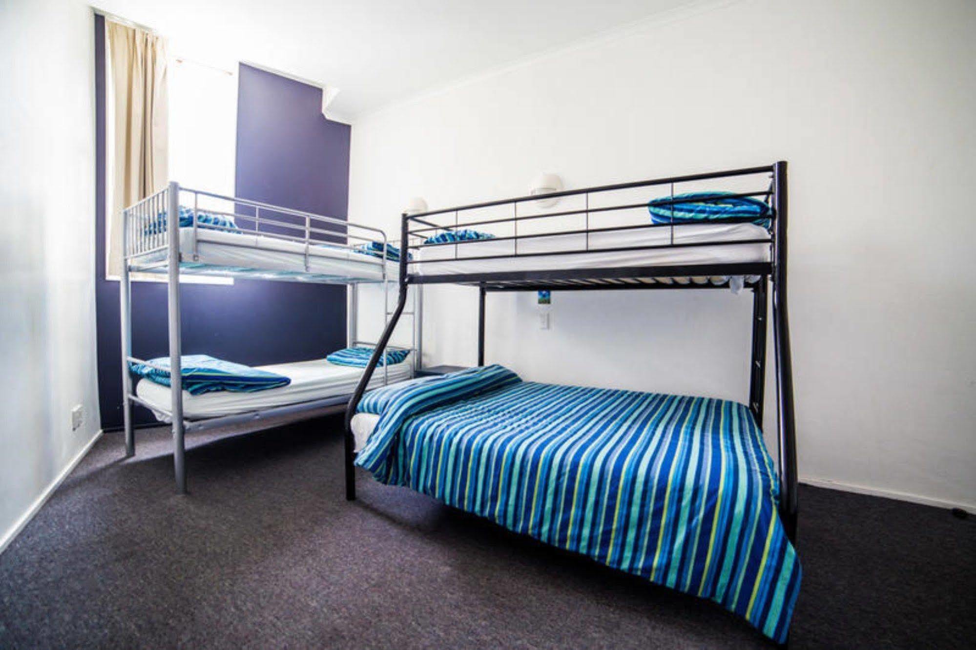 Hostel Nomads Capital Backpackers - Wellington (Adults Only) Exteriér fotografie A typical room at a backpacker hostel in Australia