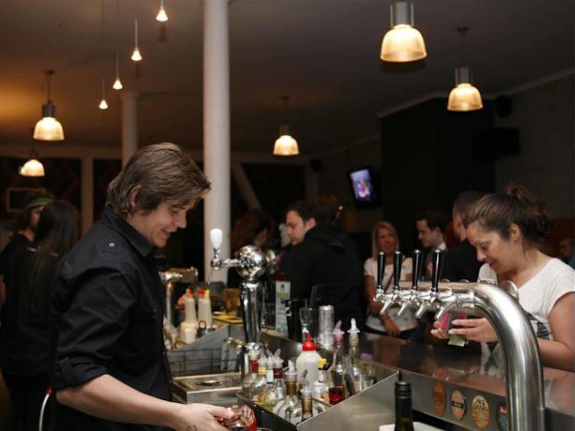 Hostel Nomads Capital Backpackers - Wellington (Adults Only) Exteriér fotografie A bartender at work