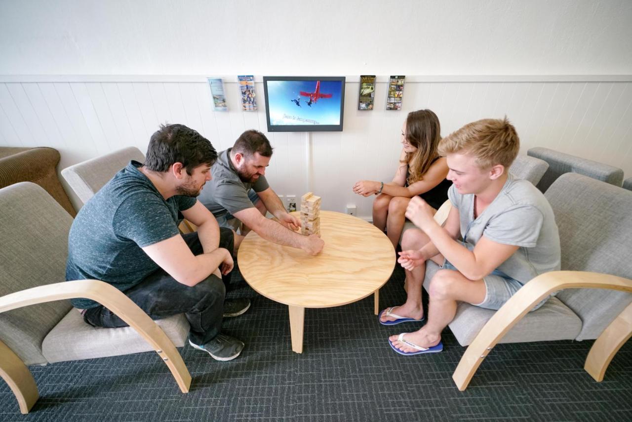 Hostel Nomads Capital Backpackers - Wellington (Adults Only) Exteriér fotografie Students in the common room