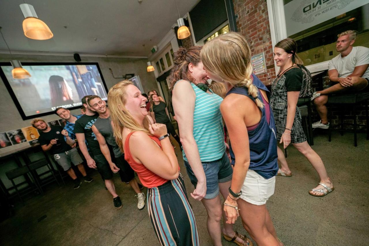 Hostel Nomads Capital Backpackers - Wellington (Adults Only) Exteriér fotografie Two women dancing
